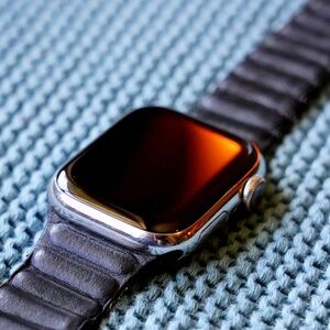 Apple Watch S. 7 Stainless Steel 41mm – Silver, with Black Leather Band